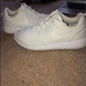 White Nike roshes